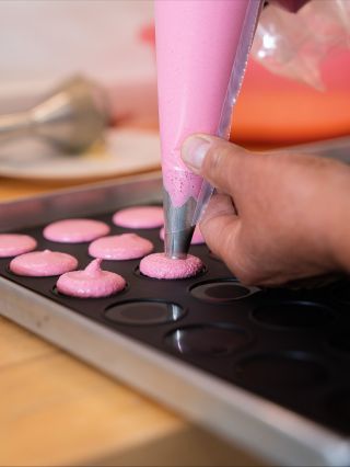 Jak vzniká naše malinová makronka – krok za krokem: 1️⃣ Těsto připravíme a každou makronku pečlivě naneseme na plech –...