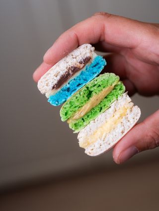 Nahlédněte na vnitřní krásu našich čerstvě vyrobených makronek. 🩵💚 #judythsweetart #makronkyjudythsweetart #makronky...