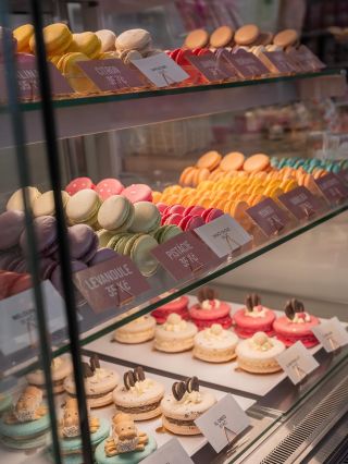 Husa? Hotovo. Víno? Otevřeno. A co sladká tečka? 💕 Makronky od Judyth Sweet Art – něžné, elegantní a dokonalé zakončení...